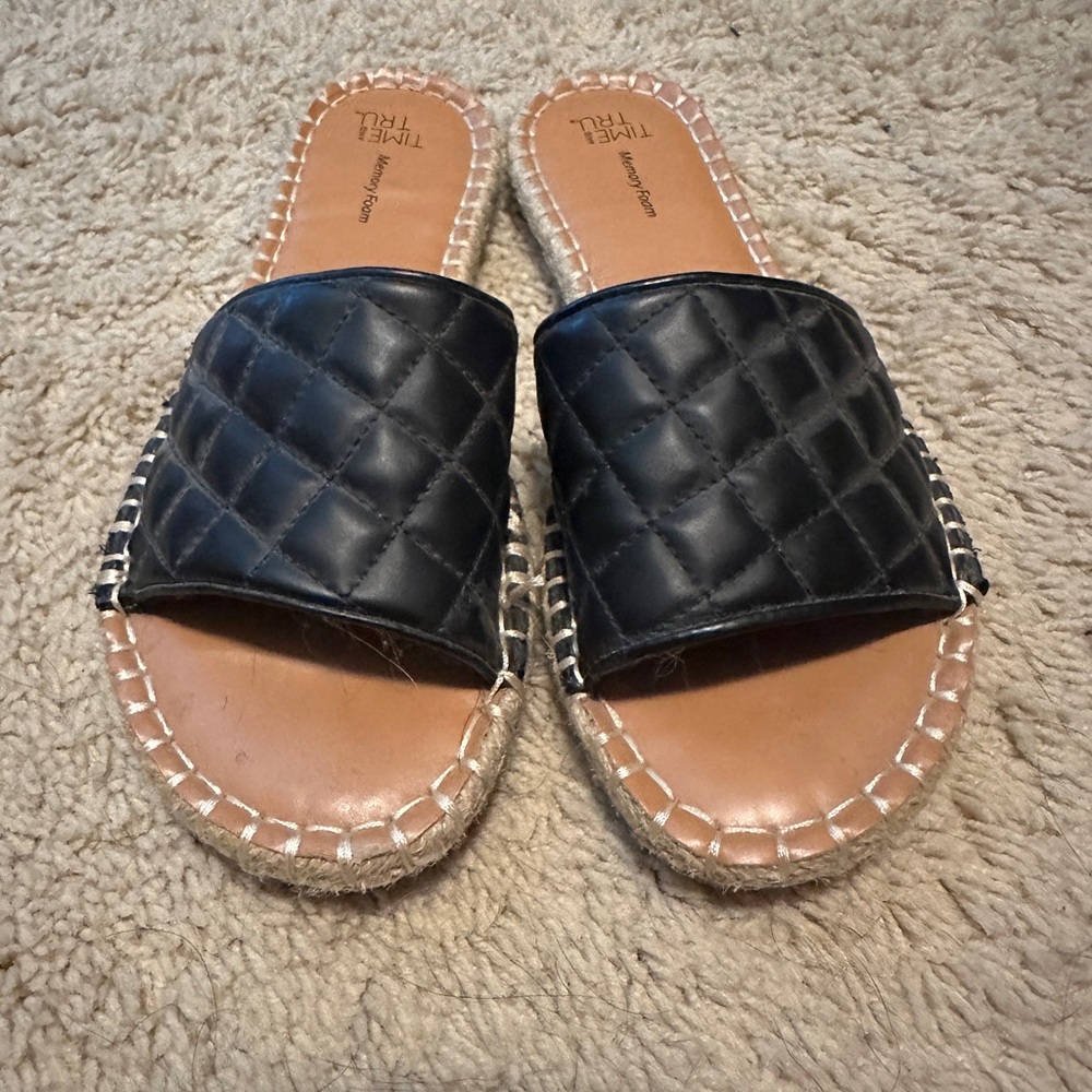 Time and Tru Black and Tan Quilted Sandals size 9